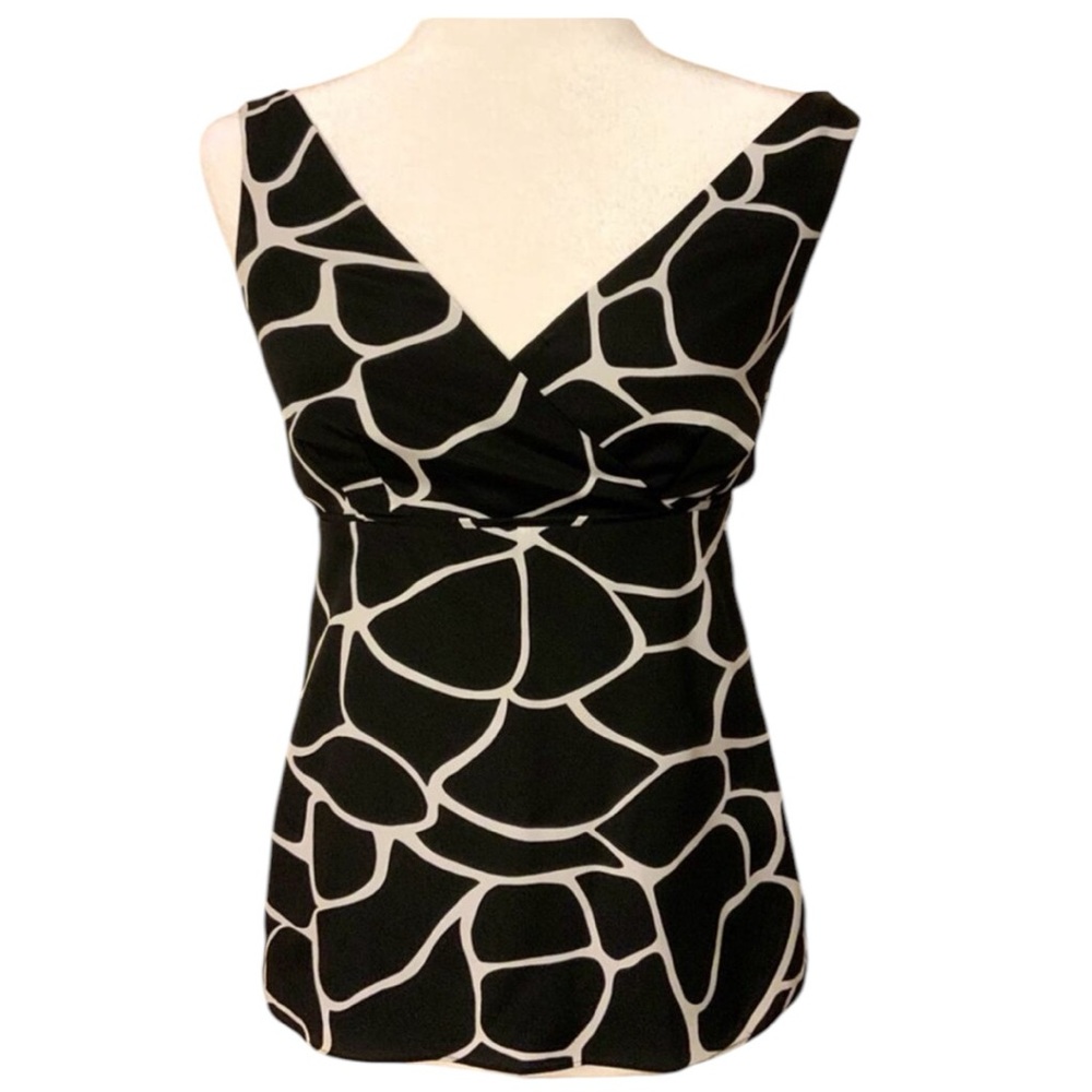 Ann Taylor Petite - Black and White Sleeveless Top!! Size 0P!!